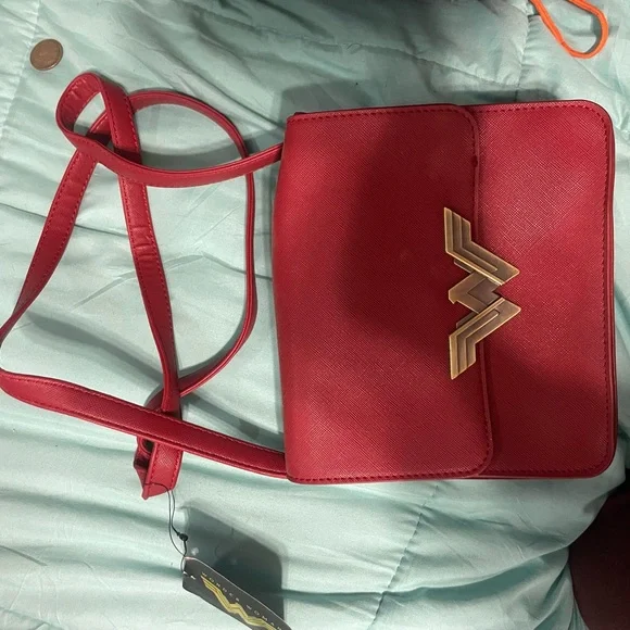 DC Comics Wonder Woman Red Crossbody Bag | Gold Logo Messenger Purse - Picture 4 of 7